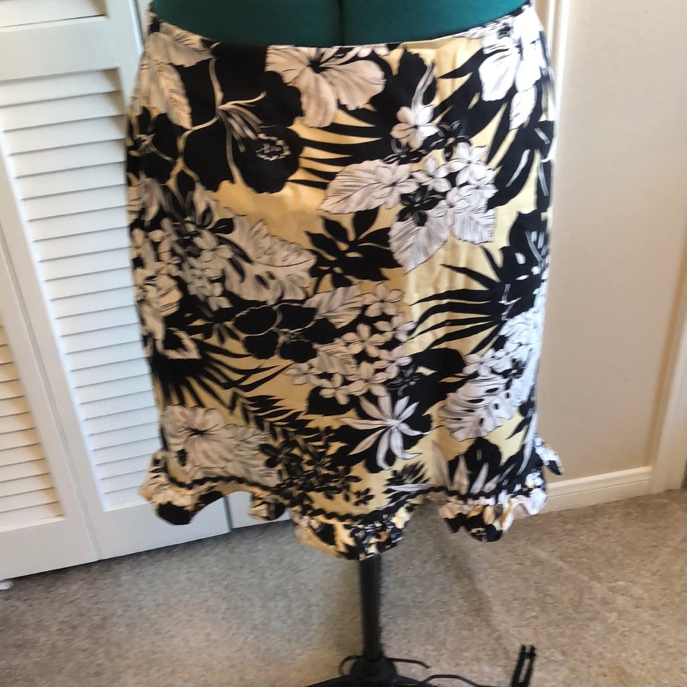 Flower skirt with ruffle bottom